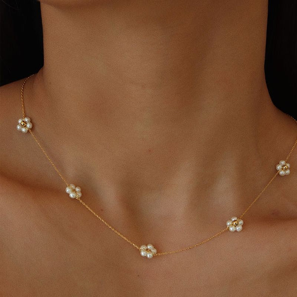 Small Group Scattered Flowers Necklace Pearl