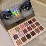 18 Colour Perfect Eyeshadow Palette