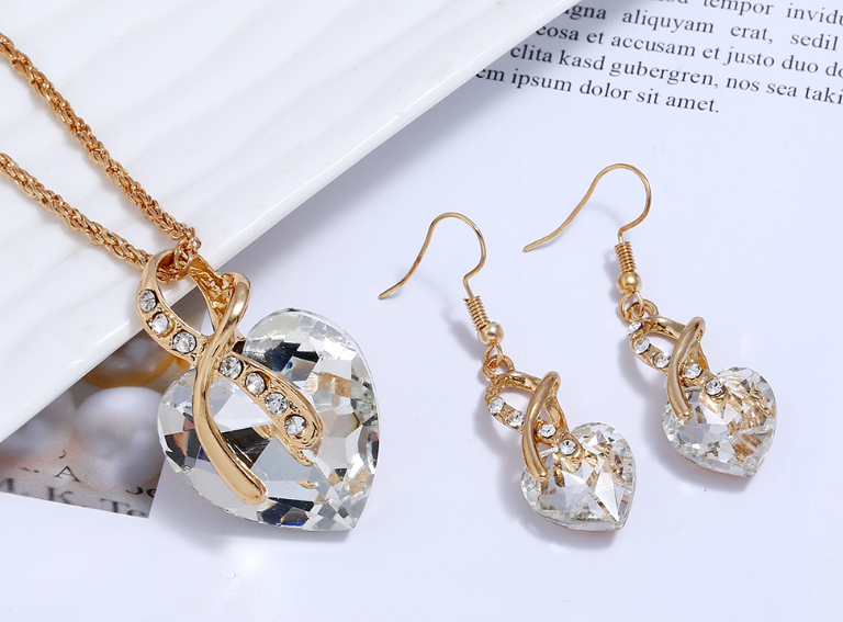 European and American fashion banquet ornaments Two-piece set of peach heart crystal diamonds Big red heart-shaped earrings necklace set